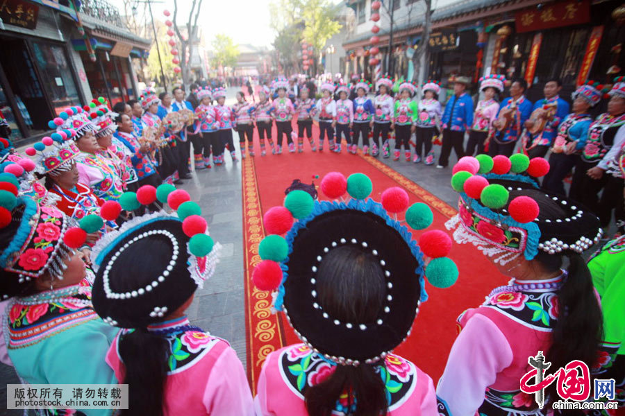 雲南省楚雄彝族自治州彝族群眾在彝人古鎮跳起歡快的“左腳舞”。