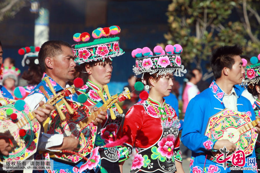 云南省楚雄彝族自治州彝族群众在彝人古镇跳起欢快的“左脚舞”。