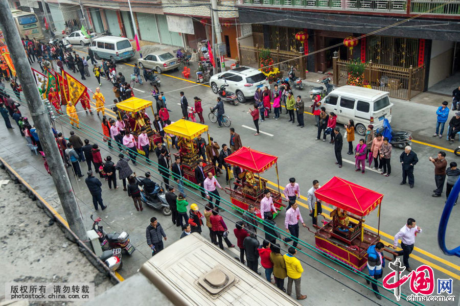 每年农历正月十六、十七这两天，广东省揭东县新亨镇硕联村都要举行“摆猪羊、营锣鼓”的闹元宵活动