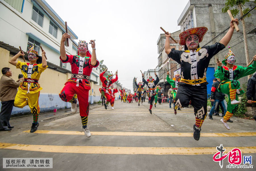 每年農曆正月十六、十七這兩天，廣東省揭東縣新亨鎮碩聯村都要舉行“擺豬羊、營鑼鼓”的鬧元宵活動