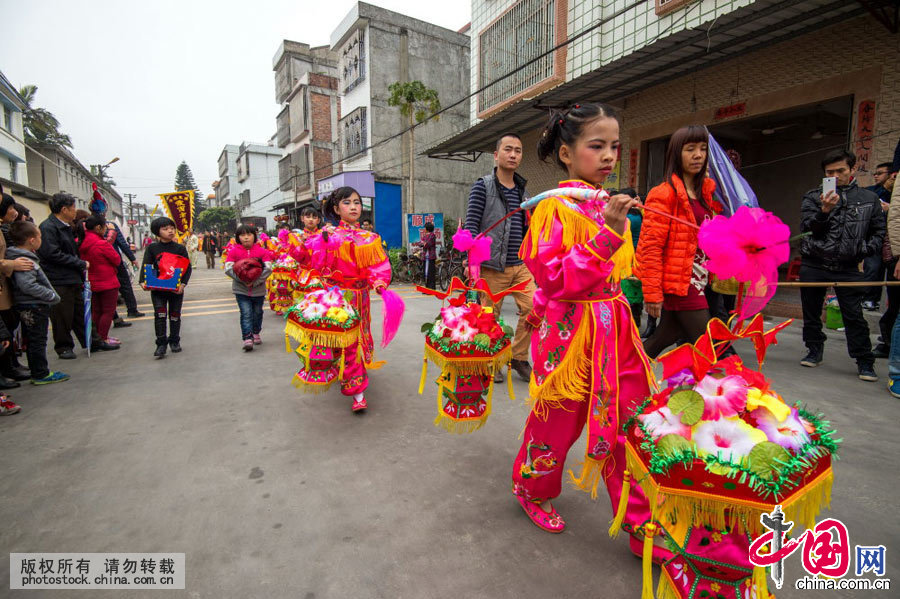 每年农历正月十六、十七这两天，广东省揭东县新亨镇硕联村都要举行“摆猪羊、营锣鼓”的闹元宵活动