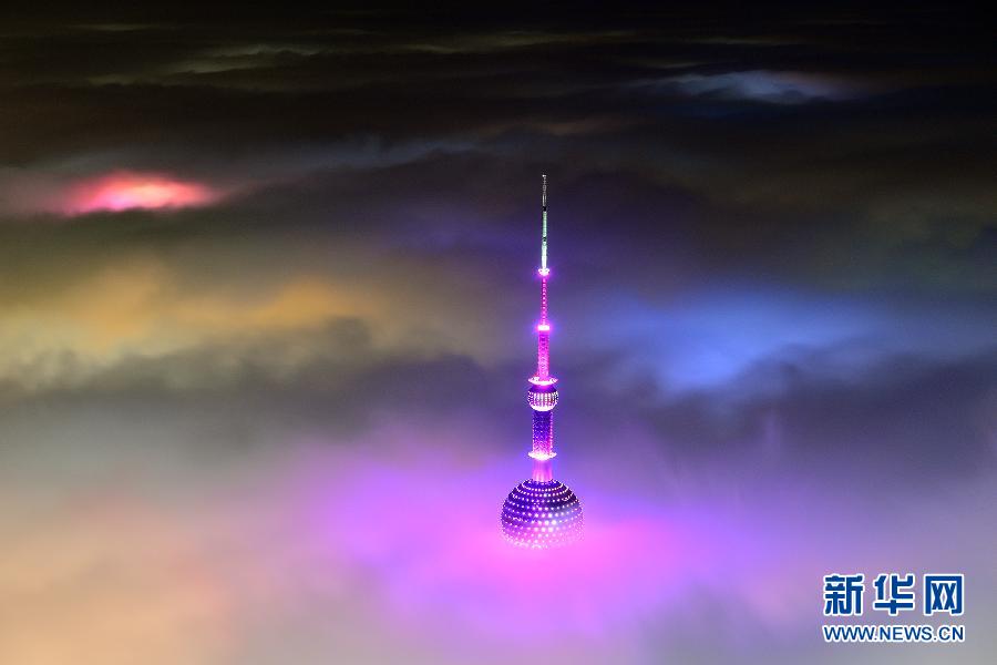 大雾笼罩上海造奇景 仿佛海市蜃楼[组图]