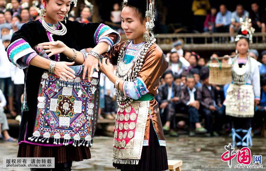 侗族是一个爱美、善于创造美，富有浪漫诗情的民族。侗族 少数民族 织布 银饰 项链 民族服饰 116596