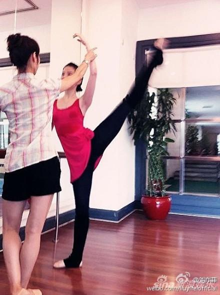 刘亦菲 劈腿 <em>奶茶妹</em>道理 女星性感柔功盘点_娱