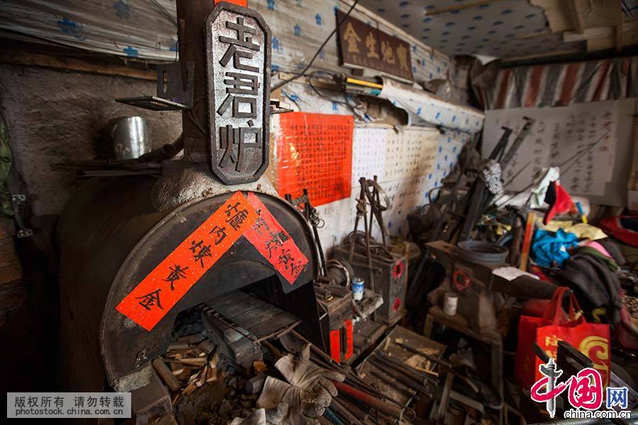 打鐵匠田洪明的熔爐，名為“老君爐”。中國網圖片庫 王振東/攝 