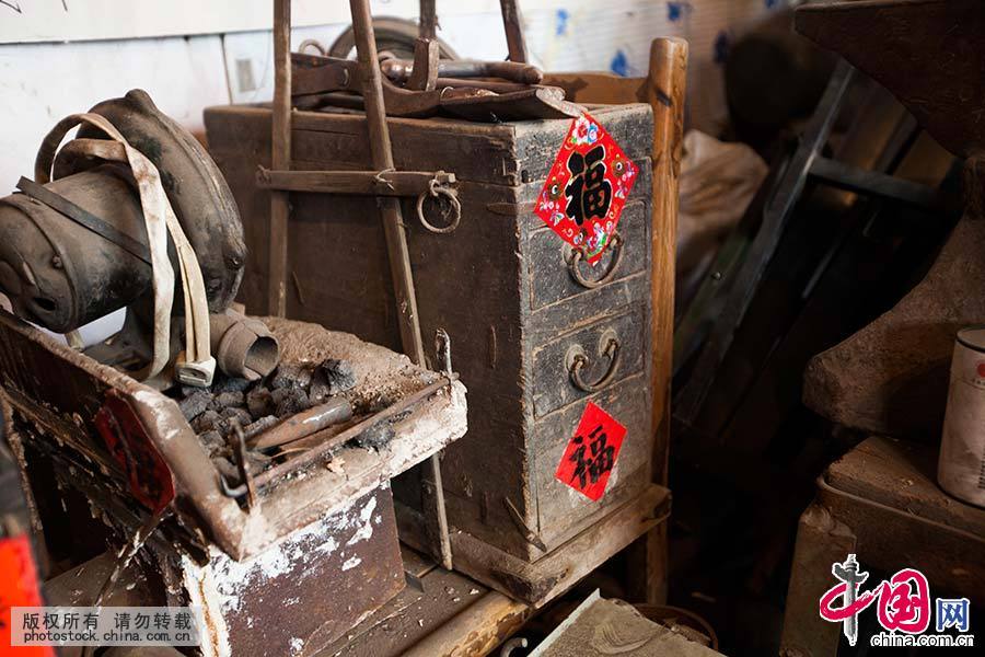 這臺祖傳古老的風箱已有近百年曆史。中國網圖片庫 王振東/攝 