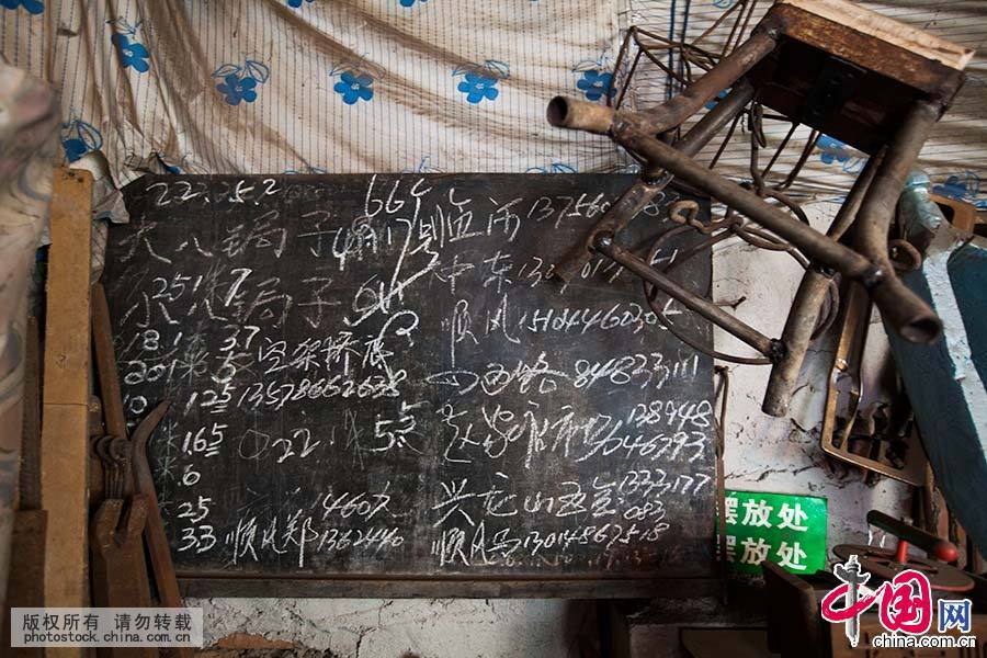 田洪明把账单都记在了黑板上。中国网图片库 王振东/摄 