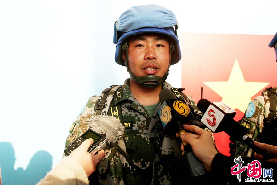 4月7日，維和步兵營副營長楊釗接受記者採訪。 中國網記者 李佳攝影