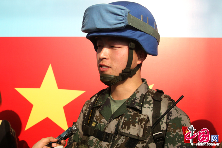 4月7日，步兵營三連副連長、上尉王熙亮接受記者採訪。 中國網記者 李佳攝影
