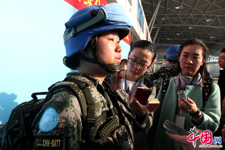 4月7日，步兵營女兵班班長、中尉王珮接受記者採訪。 中國網記者 李佳攝影
