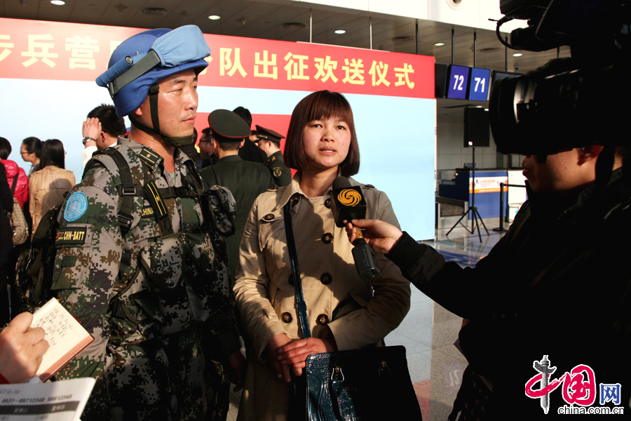 4月7日，步兵營三連連長、少校張勇（左）和妻子吳水情（右）接受記者採訪。 中國網記者 李佳攝影