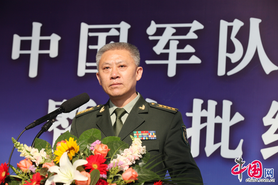 出征情况介绍会在山东济南举行,图为济南军区维和事务办公室主任丁峰