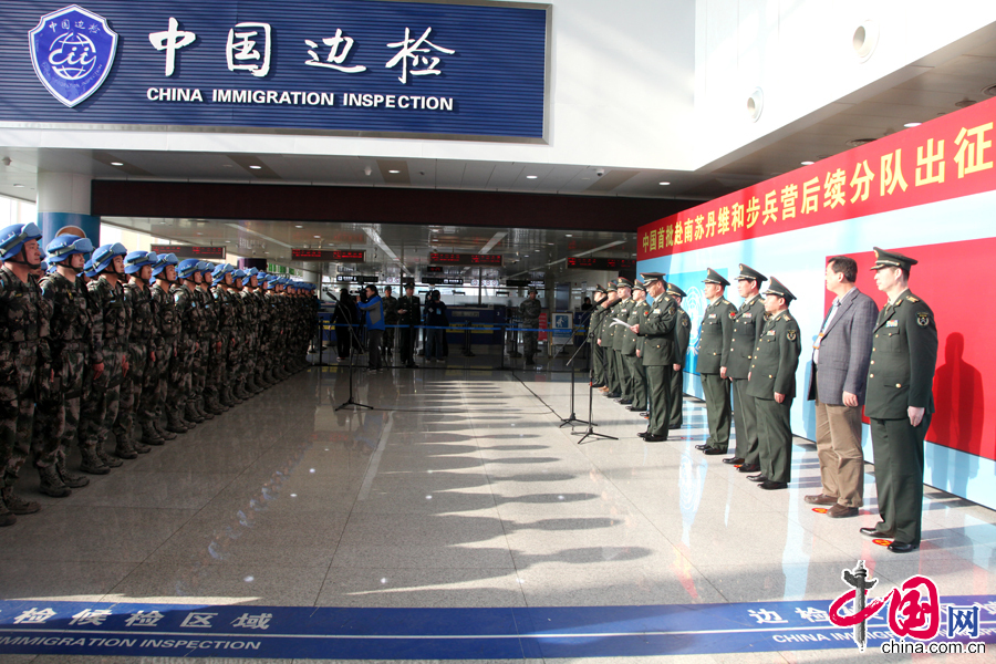 4月7日，中國首批赴南蘇丹維和步兵營後續分隊出征儀式現場，圖為26集團軍副軍長孫永富宣讀出征命令。中國網李佳攝影