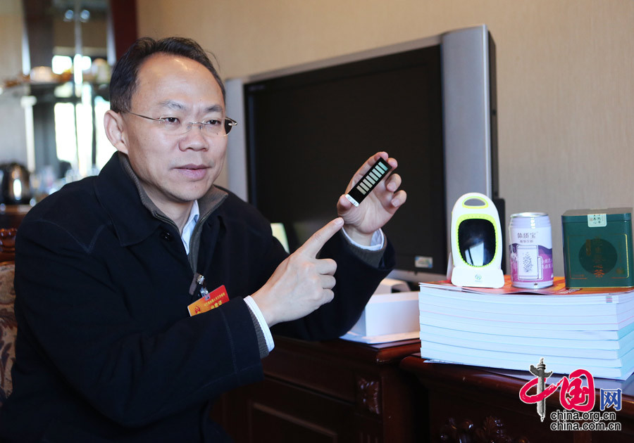 3月7日，程京代表在北京團駐地向記者展示最新的針對人體內外的治“未病”産品。他手中的晶片可以準確檢測每個人的體質。中國網記者 董寧攝影