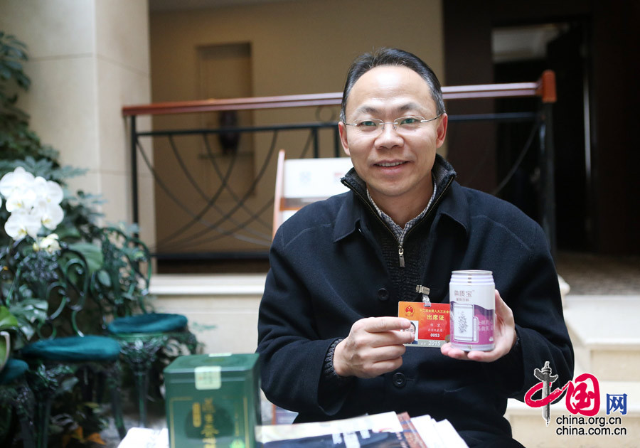 3月7日，在北京团驻地，程京代表拿着手里的一瓶中药成分的饮品和记者介绍：“我经过检测属湿热型体质，所以就喝该体质对应的饮品。”中国网记者 董宁摄影