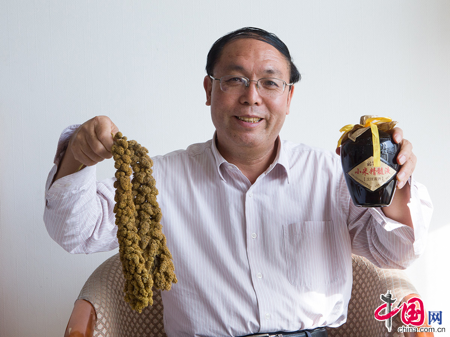 3月10日中午，赵志海代表在驻地向记者展示“张杂谷”以及用该谷子加工的黄酒产品。 中国网记者 董宁摄影