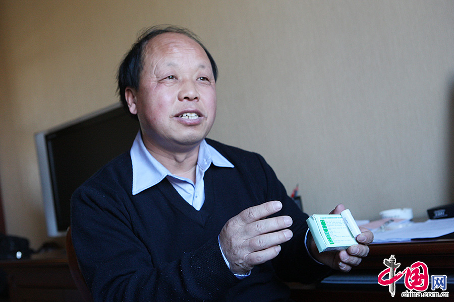 3月3日，首次當選全國人大代表的巨曉林在駐地向記者介紹，他這次參會準備的建議中，有一項是關於反對浪費的內容。這份建議的提出，來源於他手中這個普通的藥盒。中國網記者 董寧攝