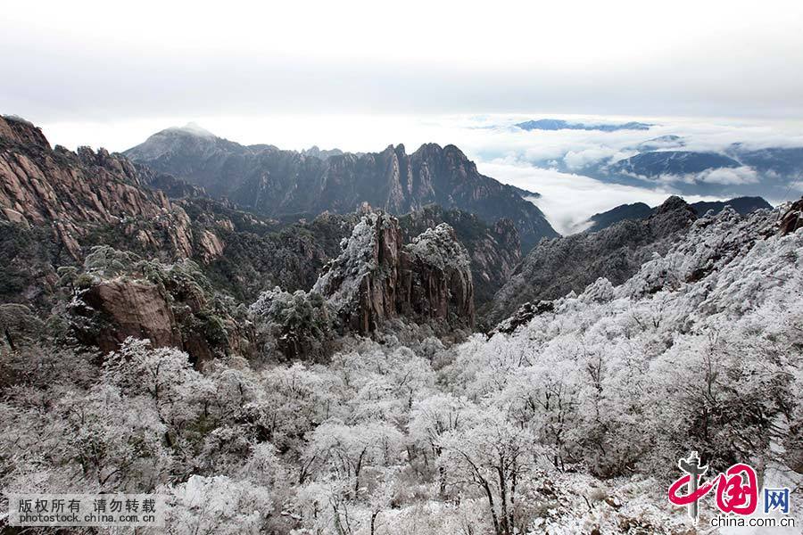 　　2015年4月8日，在黃山風景區拍攝的罕見的四月春雪美景。中國網圖片庫 施亞磊/攝