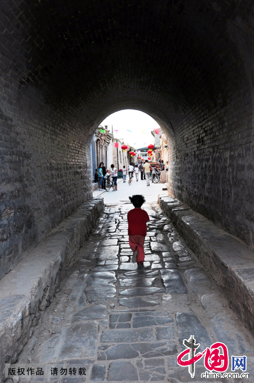 被誉为京西第一古镇的暖泉镇西古堡。中国网图片库 董年龙 