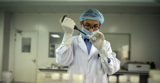 走进重庆公安DNA实验室 揭秘现代版“滴血认亲”