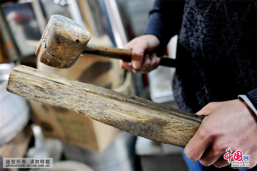 4月9日，江西省德兴市泗洲镇民间铁皮工匠汪光耀开心展示出跟了他30多年做工匠的必备木质工具。中国网图片库 卓忠伟/摄