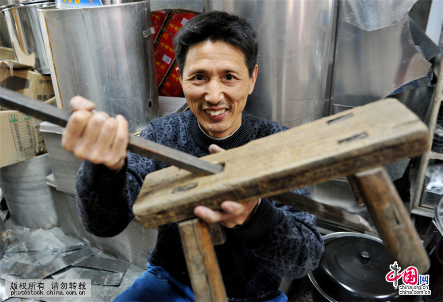 4月9日，江西省德兴市泗洲镇民间铁皮工匠汪光耀开心展示出跟了他30多年做工匠的必备木质工具。中国网图片库 卓忠伟/摄