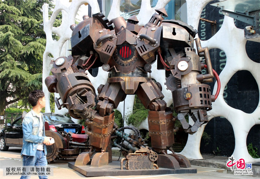 苏州:废弃零件变身巨型“机器人”[组图]_图片中国_中国网
