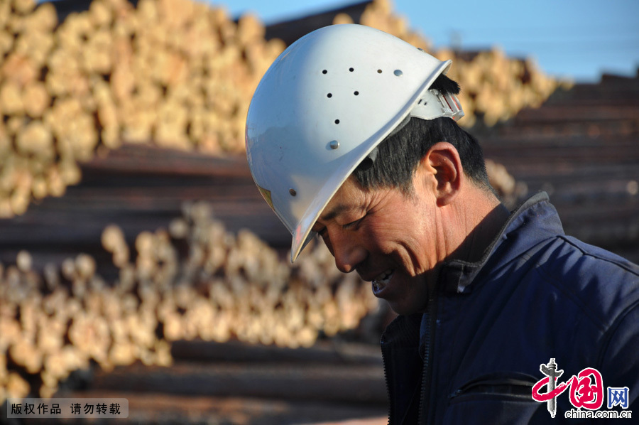 新成，39歲，內蒙古大興安嶺根河林業局貯木場裝車工。2002年參加工作，從事這一行業13年。李新成擔心因為停伐，他們的工作將由計件改為計時，收入有可能減少。