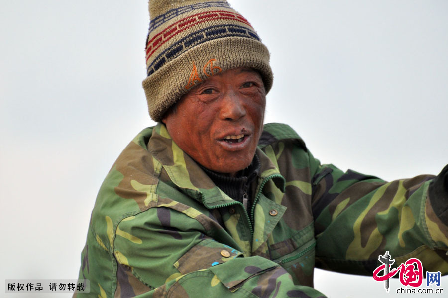  史春生，53歲，內蒙古大興安嶺阿龍山林業局貯木場一隊選材工。1978年參加工作自今，從事選材工作37年。年過半百的他長年累月經歷風吹日曬，黑紅的臉上依然現出淡淡的微笑。