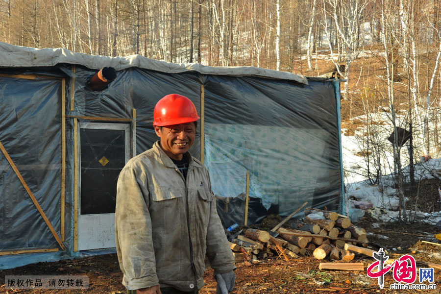聂树杰,51岁，内蒙古大兴安岭阿龙山林业局南娘河林场211队支杆工（也叫扛支杆的，用一根树木帮助采伐工控制树倒的方向）。1989年参加工作，一直从事这个行业26年。对于停伐，虽然感觉不舍，但他对未来依然充满的期待和足足的信心，一如他脸上挂的灿烂的笑容。