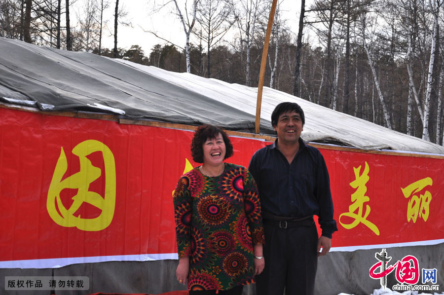  廖繼燕（右）和唐志艷是一對夫妻，都在內蒙古大興安嶺金河林業局嘎拉牙林場111採伐工隊工作。小隊撤點下山之前，夫妻倆在帳篷前合影留念。中國網圖片庫 余昌軍攝