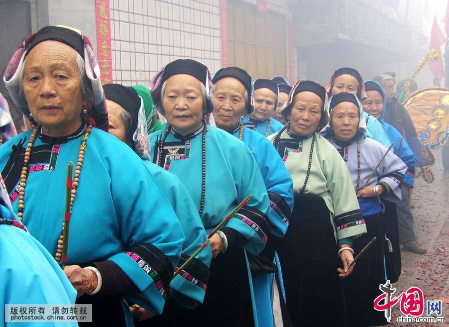 2009年2月3日，贵州省安顺市西秀区九溪村举行抬亭子，游巡队伍中的屯堡老人。中国网图片库 卢维/摄 