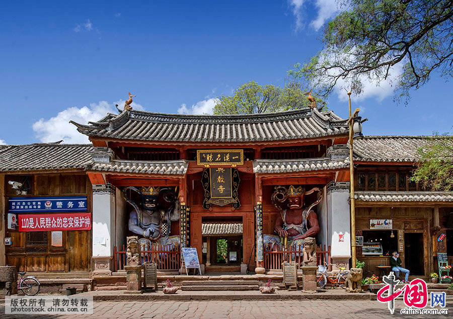  沙溪寺登街区是“茶马古道”上唯一幸存的集市，有完整无缺的戏院、旅馆、寺庙、大门，使这个连接西藏和南亚的集市相当完备。 中国网图片库 刘国兴/摄