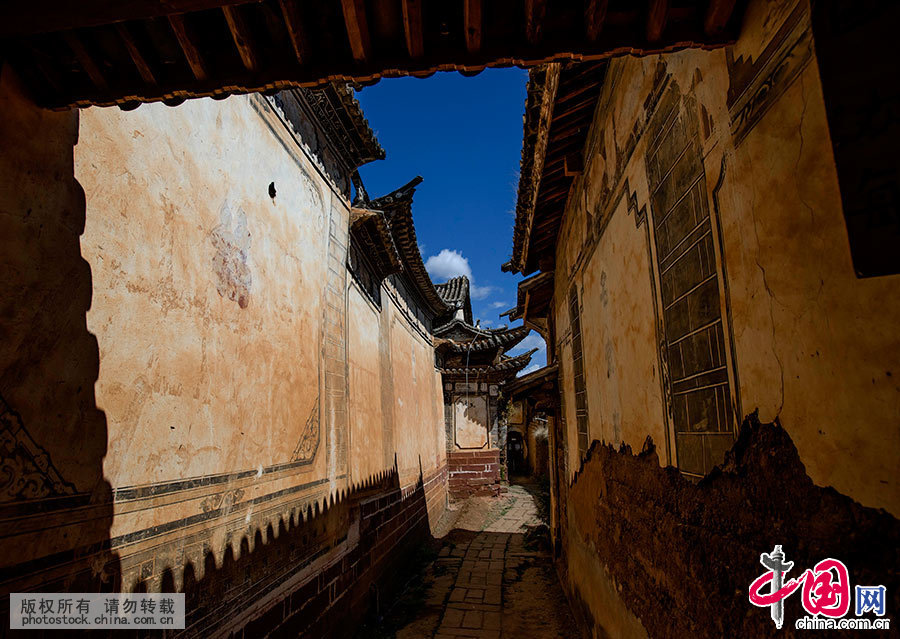  沙溪寺登街区是“茶马古道”上唯一幸存的集市，有完整无缺的戏院、旅馆、寺庙、大门，使这个连接西藏和南亚的集市相当完备。 中国网图片库 刘国兴/摄
