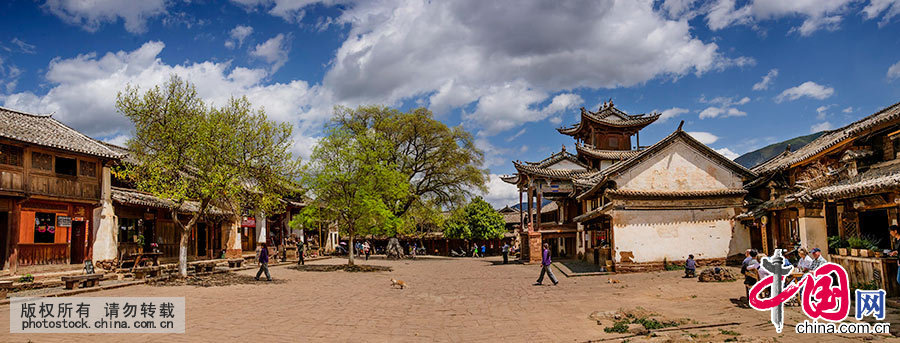  沙溪寺登街區是“茶馬古道”上唯一倖存的集市，有完整無缺的戲院、旅館、寺廟、大門，使這個連接西藏和南亞的集市相當完備。 中國網圖片庫 劉國興/攝