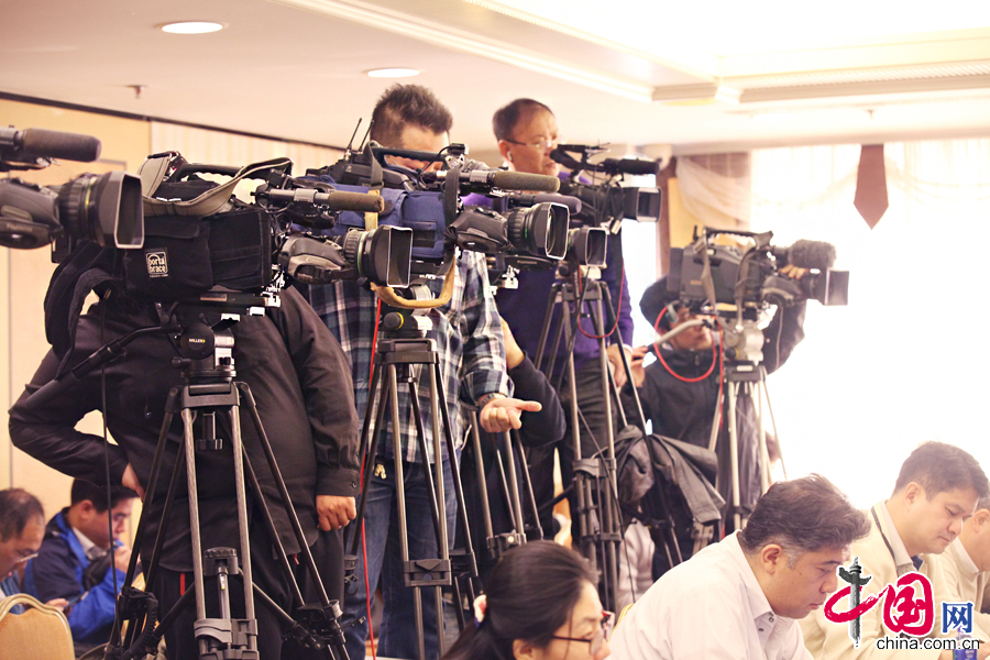  4月13日，中國外文局（中國國際出版集團）與日本非盈利智庫組織言論NPO在北京舉行“北京-東京”論壇高層磋商會，圖為媒體聚焦。 中國網記者 李佳攝影