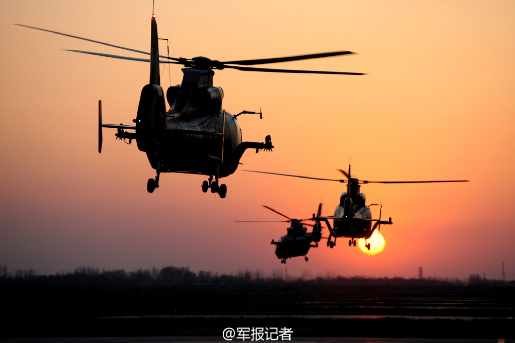 直升机编队跨昼夜训练:迎着朝霞和落日飞行[组图]