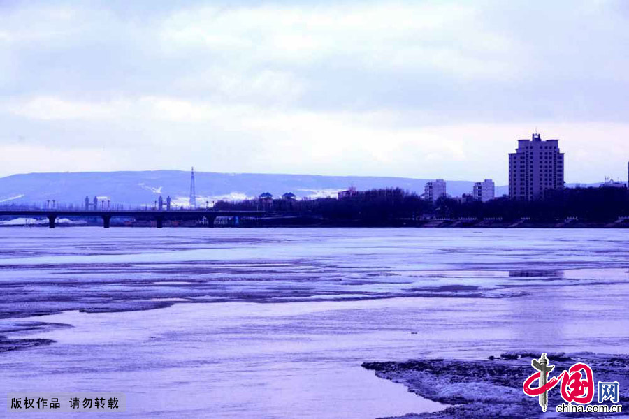 四月：梦醒时分——开江时节的牡丹江。中国网图片库 王士恩