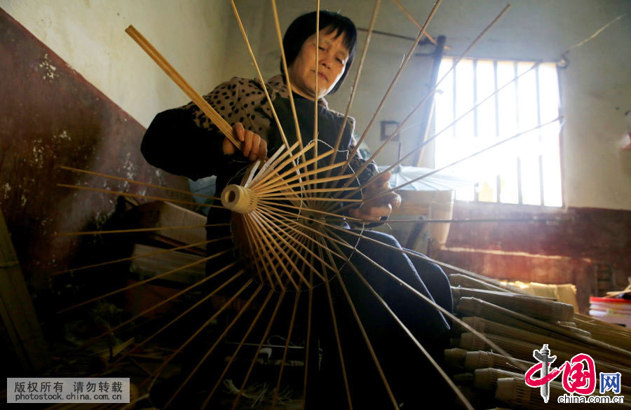 作为经久耐用的中国传统雨具，油纸伞在我国使用历史已经1000多年。