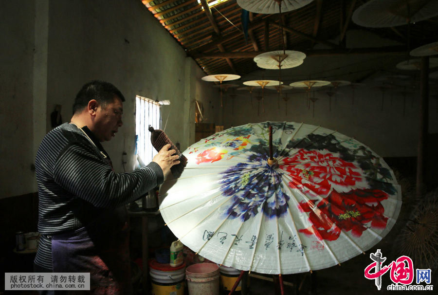 作为经久耐用的中国传统雨具，油纸伞在我国使用历史已经1000多年。