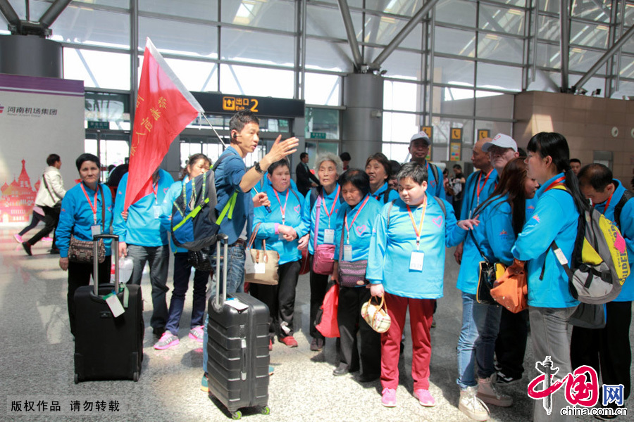 志愿者张楠为盲人朋友讲解郑州国际机场概况。中国网图片库 冯磊