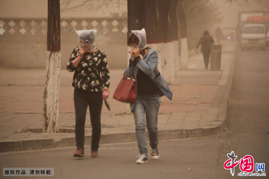 4月15日，張家口市宣化區街頭行人頂風艱難行走。中國網圖片庫 陳曉東攝