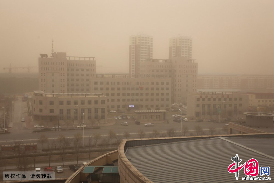4月15日，張家口市宣化區建築和道路籠罩在黃濛濛的揚沙中。中國網圖片庫 陳曉東攝
