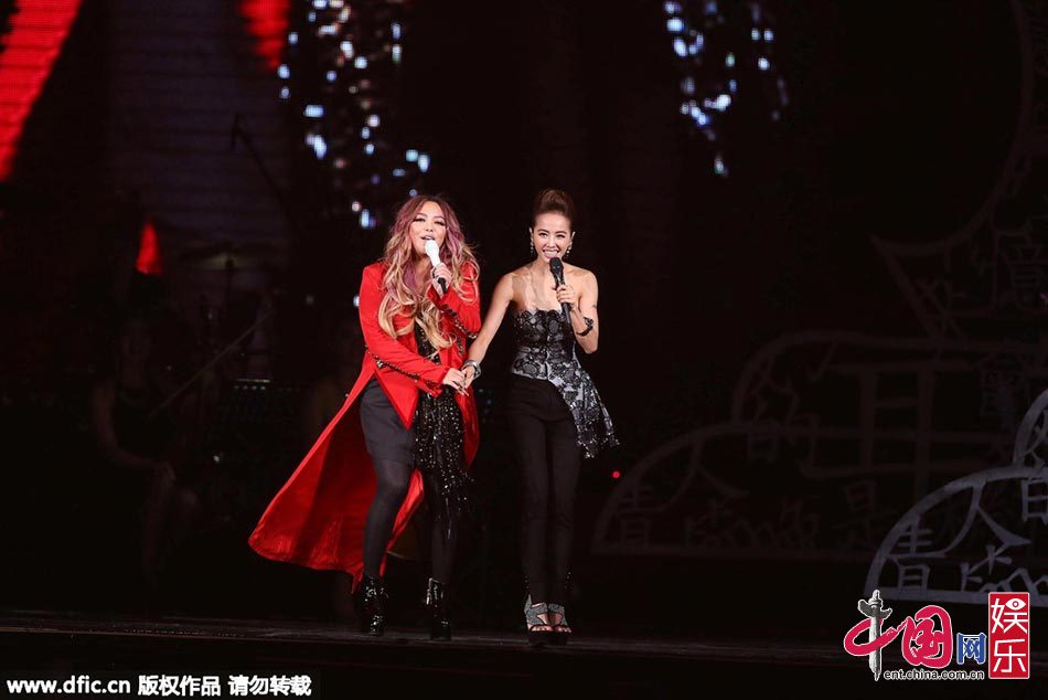 <em>蔡依林</em>助阵<em>张惠妹演唱会</em> 裹胸连身裤秀傲人上