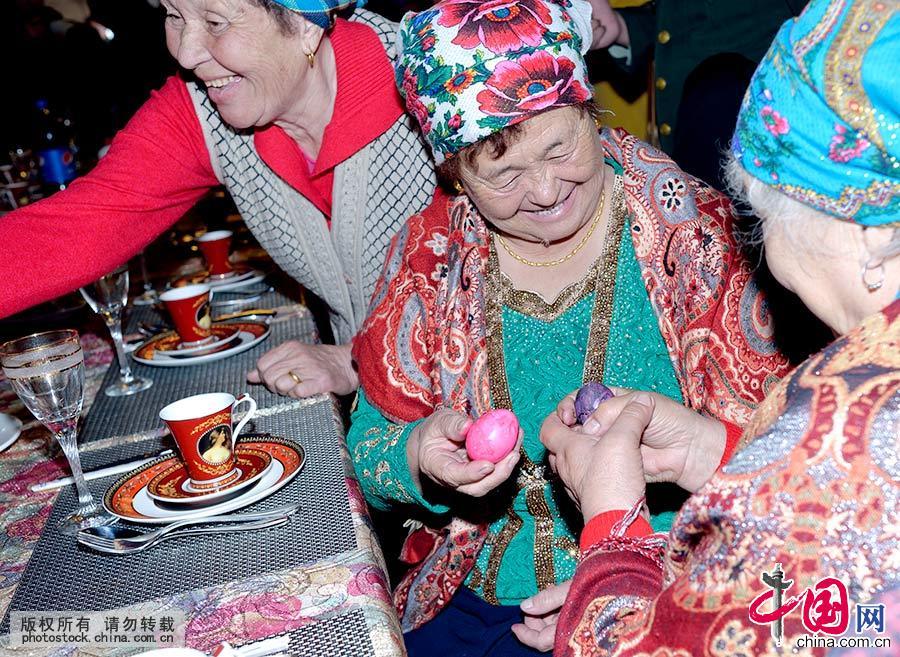 “撞彩蛋”是巴斯克节重要的一项活动，也拉开了庆祝节日的活动序幕。中国网图片库 于文斌/摄