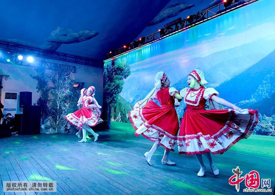 在庆祝巴斯克节的演出活动上，身着特色服装的姑娘们翩翩起舞。中国网图片库 于文斌/摄