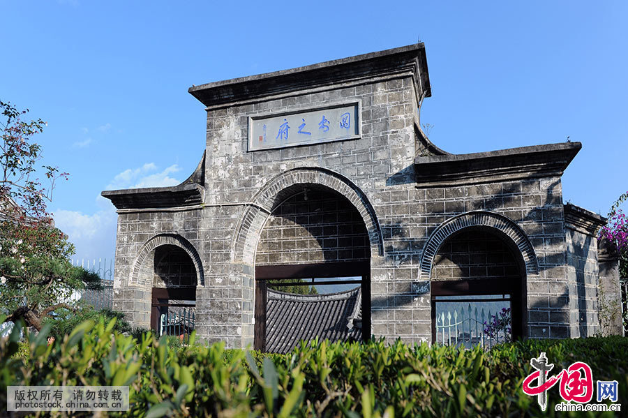  和顺图书馆为中国最大的乡村图书馆之一，于1924年由华侨集资兴办，为中国传统的楼房建筑，前置花园，美观素雅，图书馆中藏书万余册，其中尤以许多古籍最为珍贵。 中国网图片库 董年龙/摄