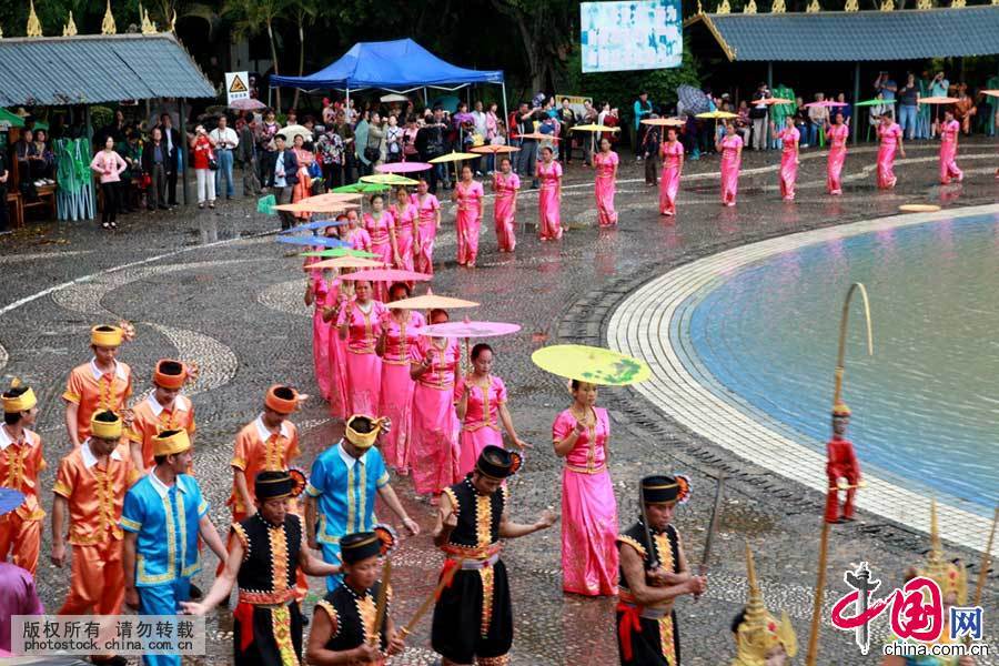 泼水活动是傣族人民过年的最高潮，也是傣历年中最精彩的场面，因而通常称做历年节为“泼水节“。