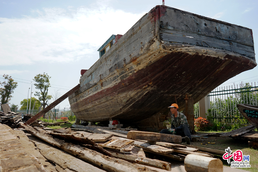废弃渔船上的船木经过制作工人的精心雕琢,可以制作成精美的艺术品