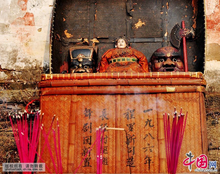 摆放在供台的傩舞面具。旧时乡民把傩面具奉为&apos;神灵&apos;，开橱和封存傩面具还有一套尊祀的仪式。中国网图片库 胡敦煌/摄